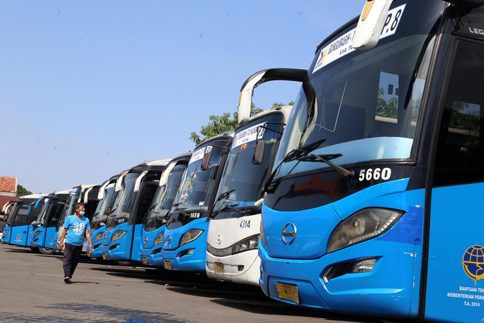 Crew Damri beraktifitas di Pool Damri Jagir Surabaya, Jawa Timur, Sabtu (1/5/2021).