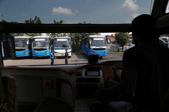 Crew Damri beraktifitas di Pool Damri Jagir Surabaya, Jawa Timur, Sabtu (1/5/2021).