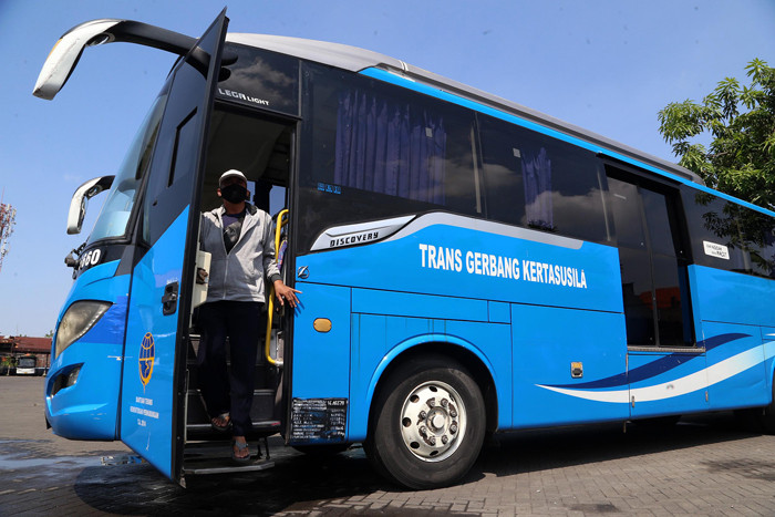 Crew Damri beraktifitas di Pool Damri Jagir Surabaya, Jawa Timur, Sabtu (1/5/2021).