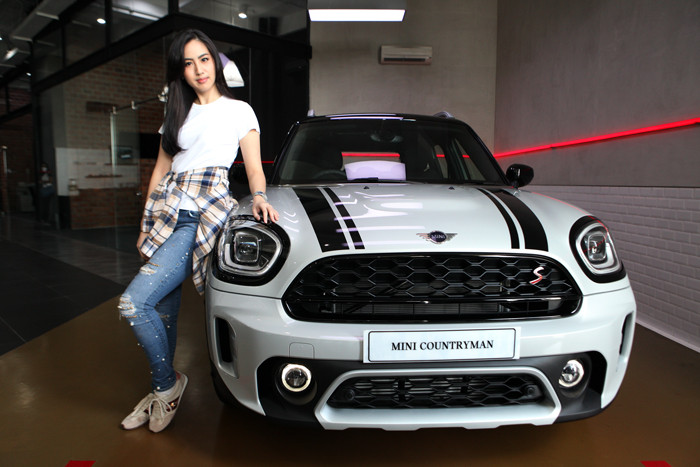 Peluncuran the new MINI Countryman saat pembukaaan Plaza MINI Surabaya di Surabaya, Jawa Timur, Jumat (30/4/2021).