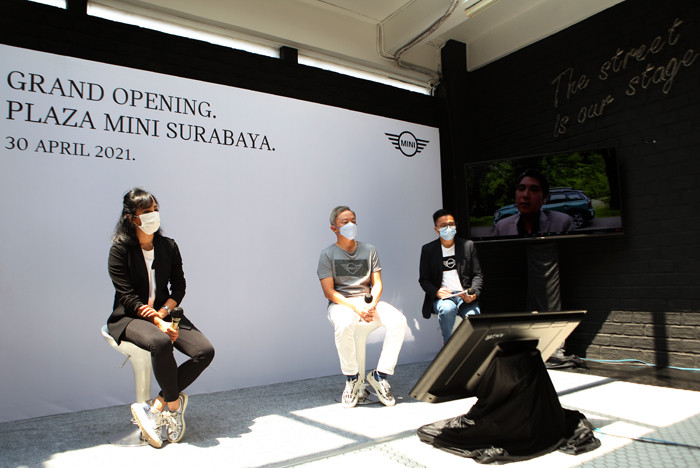 Peluncuran the new MINI Countryman saat pembukaaan Plaza MINI Surabaya di Surabaya, Jawa Timur, Jumat (30/4/2021).