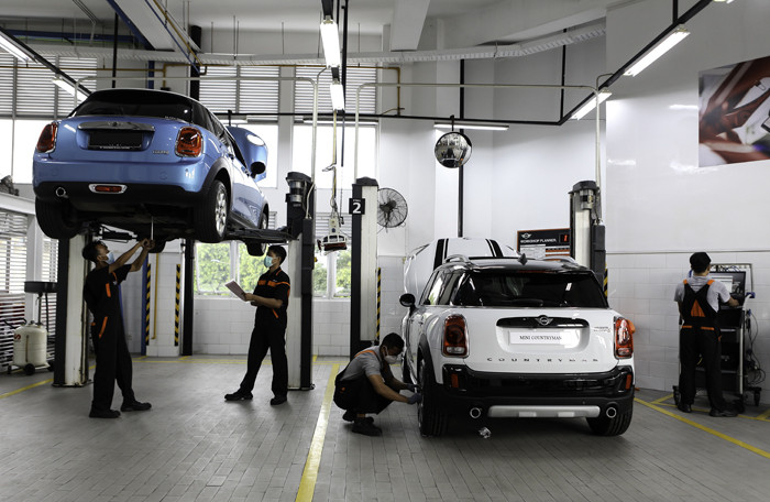 Peluncuran the new MINI Countryman saat pembukaaan Plaza MINI Surabaya di Surabaya, Jawa Timur, Jumat (30/4/2021).