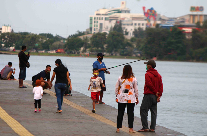 Warga melakukan aktivitas menunggu buka puasa di kawasan Danau Sunter, Jakarta Utara, Sabtu (1/5/2021).