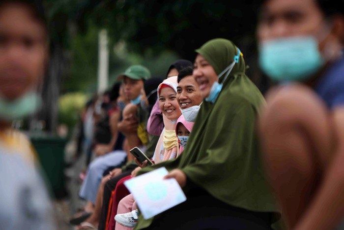 Warga melakukan aktivitas menunggu buka puasa di kawasan Danau Sunter, Jakarta Utara, Sabtu (1/5/2021).