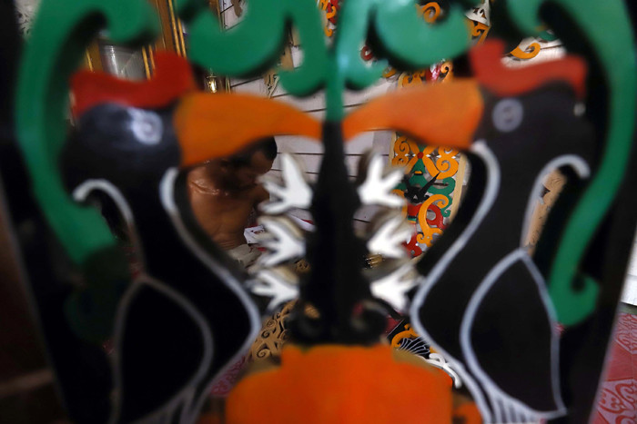 Perajin Talawang, Supiyan (53) menyelesaikan pembuatan kerajinan Talawang motif batang garing Dayak Kalimantan Tengah di Palangkaraya, Jumat (30/4/2021).