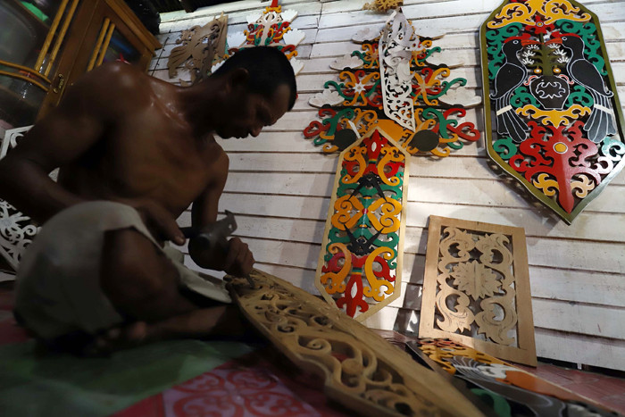Perajin Talawang, Supiyan (53) menyelesaikan pembuatan kerajinan Talawang motif batang garing Dayak Kalimantan Tengah di Palangkaraya, Jumat (30/4/2021).