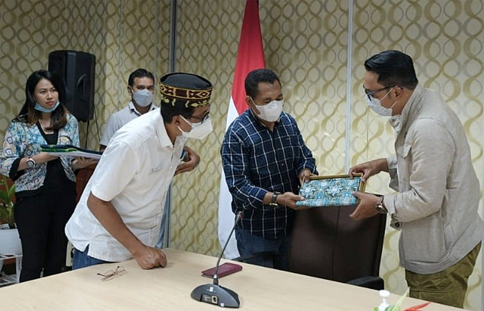 Gubernur Jabar Ridwan Kamil melakukan pertemuan dengan Ikatan Keluarga Alumni Pendidikan Tinggi Kepamongprajaan di Kantor Gubernur NTT, Sabtu (1/5/2021).