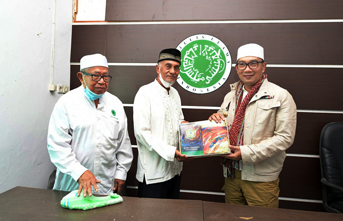 Gubernur Jabar Ridwan Kamil melakukan pertemuan dengan Ketua MUI NTT Abdul Kadir Makarim, di Masjid Raya Nurussa'adah, Kota Kupang, Sabtu (1/5/2021).