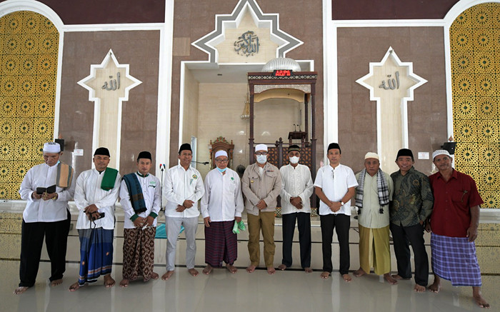 Gubernur Jabar Ridwan Kamil melakukan pertemuan dengan Ketua MUI NTT Abdul Kadir Makarim, di Masjid Raya Nurussa'adah, Kota Kupang, Sabtu (1/5/2021).