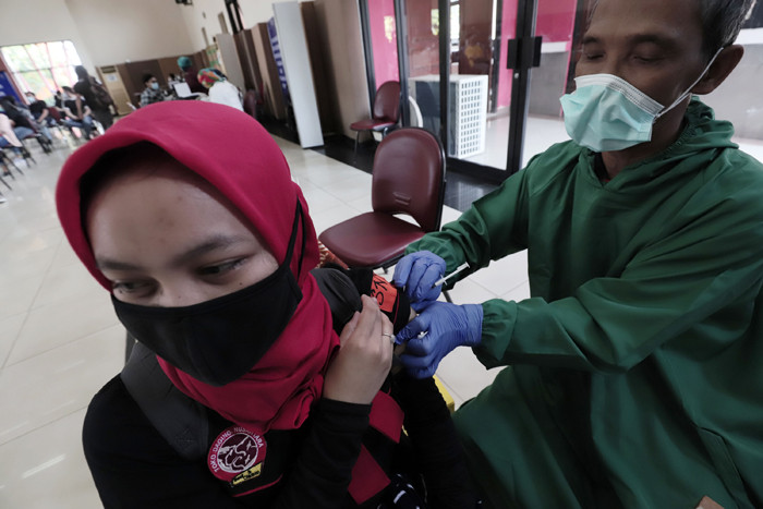 Pekerja industri dan sektor pelayanan publik di wilayah Jakarta mengikuti program vaksinasi di Jakarta, Sabtu (1/5/2021).