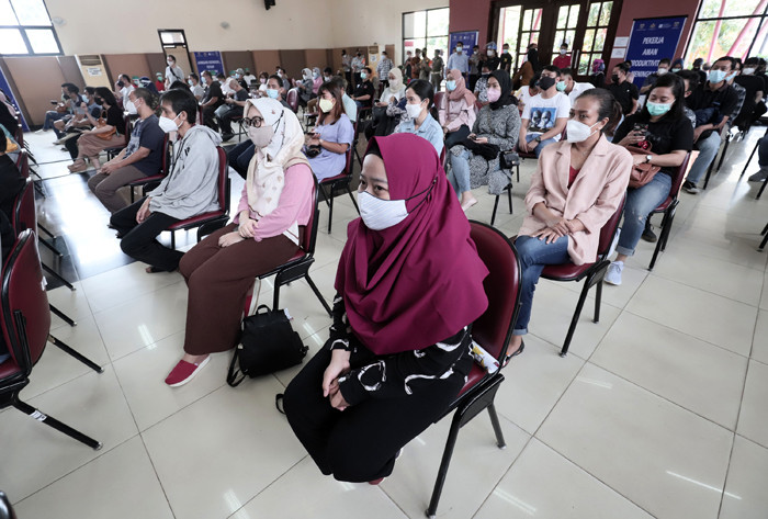 Pekerja industri dan sektor pelayanan publik di wilayah Jakarta mengikuti program vaksinasi di Jakarta, Sabtu (1/5/2021).