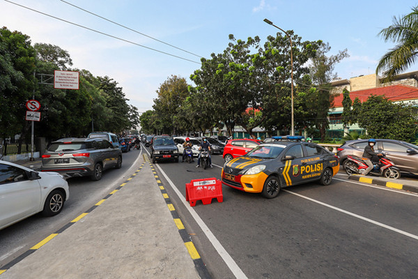 Aparat Kepolisian menutup sejumlah akses jalan menuju kawasan Pasar Tanah Abang, Jakarta Pusat, Minggu (2/5/2021).