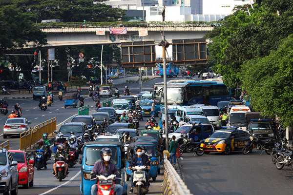 Aparat Kepolisian menutup sejumlah akses jalan menuju kawasan Pasar Tanah Abang, Jakarta Pusat, Minggu (2/5/2021).