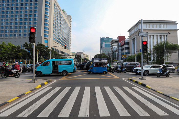 Aparat Kepolisian menutup sejumlah akses jalan menuju kawasan Pasar Tanah Abang, Jakarta Pusat, Minggu (2/5/2021).
