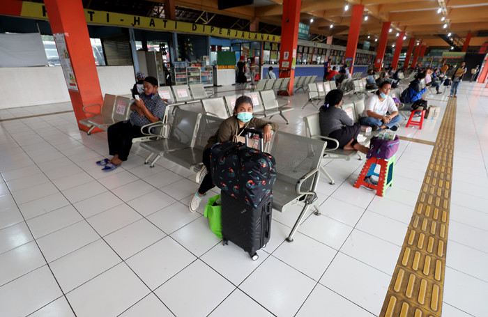 Suasana aktivitas Terminal Kampung Rambutan, Jakarta Timur, Minggu (2/5/2021).