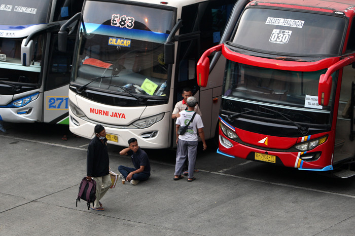 Suasana aktivitas Terminal Kampung Rambutan, Jakarta Timur, Minggu (2/5/2021).