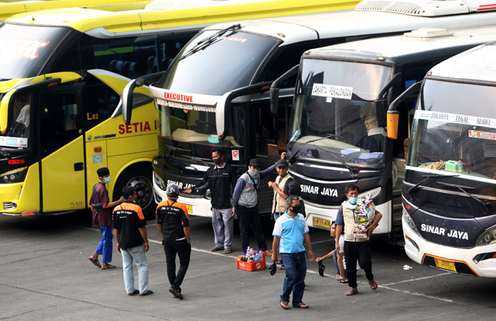 Suasana aktivitas Terminal Kampung Rambutan, Jakarta Timur, Minggu (2/5/2021).