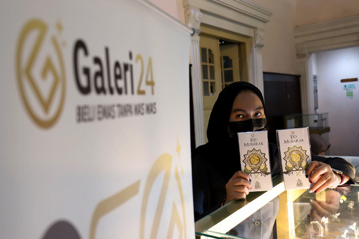Karyawan menunjukan emas di Galeri 24 Pegadaian, Jakarta, Senin (3/5/2021).
