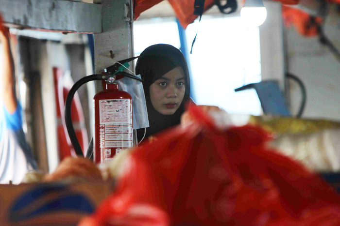 Penumpang melakukan penyeberangan dengan menggunakan ojek tradisional atau perahu penyebrangan Kaliadem tujuan Kepulauan Seribu di Jakarta, Senin (3/5/2021).