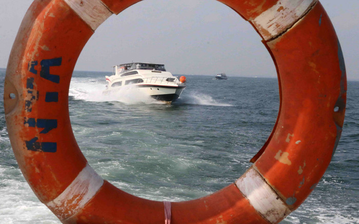 Penumpang melakukan penyeberangan dengan menggunakan ojek tradisional atau perahu penyebrangan Kaliadem tujuan Kepulauan Seribu di Jakarta, Senin (3/5/2021).