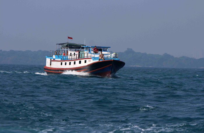 Penumpang melakukan penyeberangan dengan menggunakan ojek tradisional atau perahu penyebrangan Kaliadem tujuan Kepulauan Seribu di Jakarta, Senin (3/5/2021).