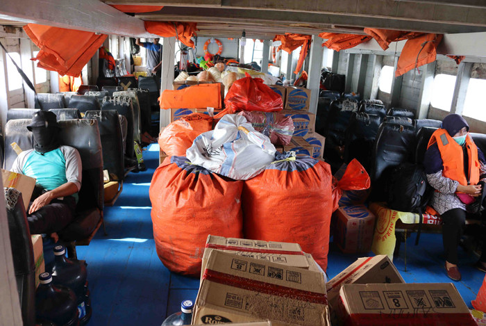 Penumpang melakukan penyeberangan dengan menggunakan ojek tradisional atau perahu penyebrangan Kaliadem tujuan Kepulauan Seribu di Jakarta, Senin (3/5/2021).