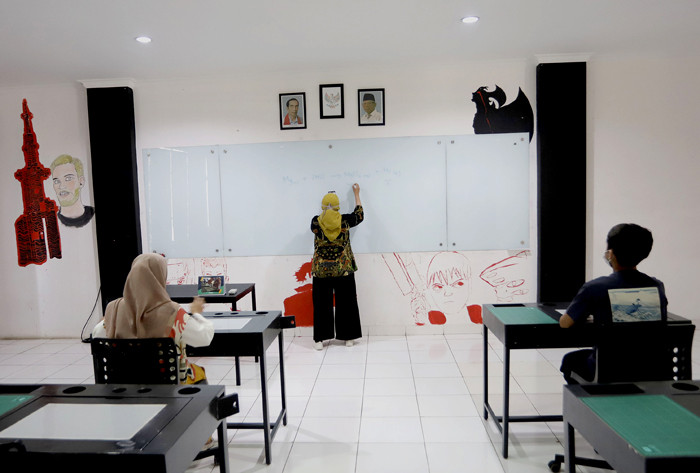 Siswa SMA Pintar Lazuardi melakukan pembelajaran dengan metode Blended Learning di Ciputat, Tangerang Selatan, Banten, Senin (3/5/2021).