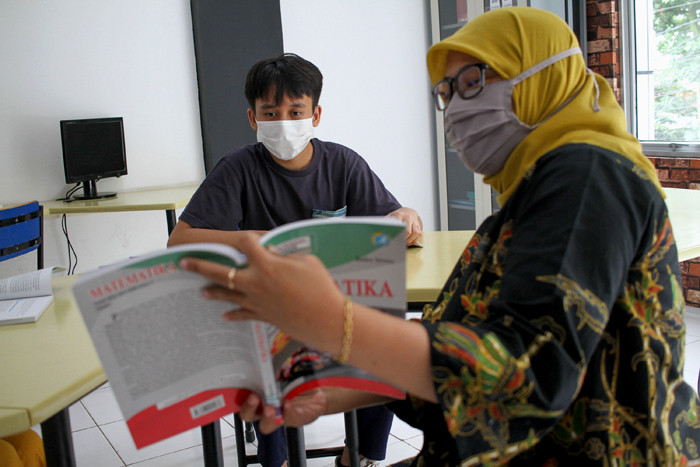 Siswa SMA Pintar Lazuardi melakukan pembelajaran dengan metode Blended Learning di Ciputat, Tangerang Selatan, Banten, Senin (3/5/2021).