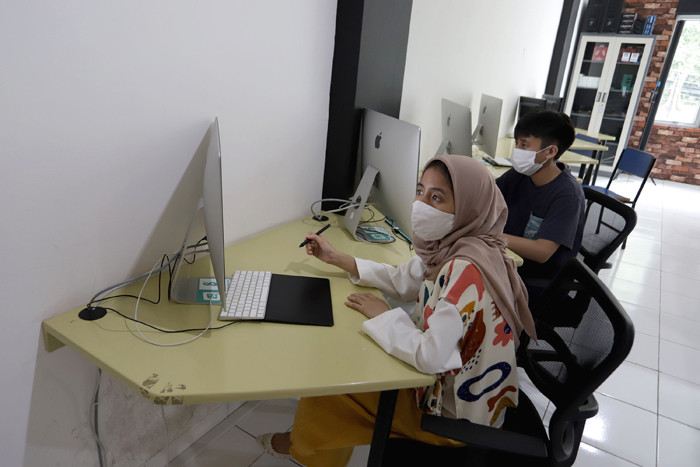 Siswa SMA Pintar Lazuardi melakukan pembelajaran dengan metode Blended Learning di Ciputat, Tangerang Selatan, Banten, Senin (3/5/2021).