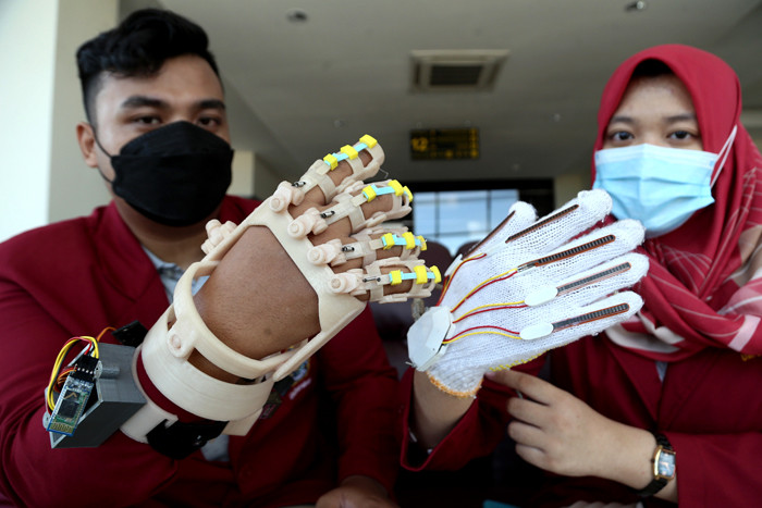 Mahasiswa Fakultas Kedokteran Universitas Muhammadiyah (FK UM) Surabaya, menunjukkan inovasi Bulstopper di Kampus UM Surabaya, Jawa Timur, Senin (3/5/2021).