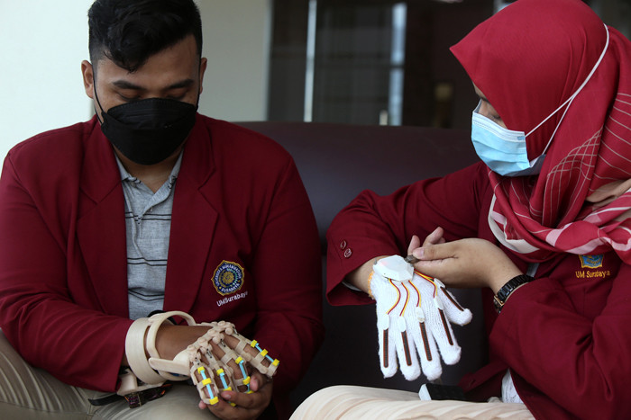 Mahasiswa Fakultas Kedokteran Universitas Muhammadiyah (FK UM) Surabaya, menunjukkan inovasi Bulstopper di Kampus UM Surabaya, Jawa Timur, Senin (3/5/2021).