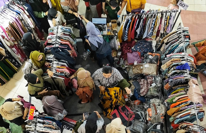 Suasana pengunjung di Mall Panakukang Makassar, Sulawesi Selatan, Senin (3/5/2021).