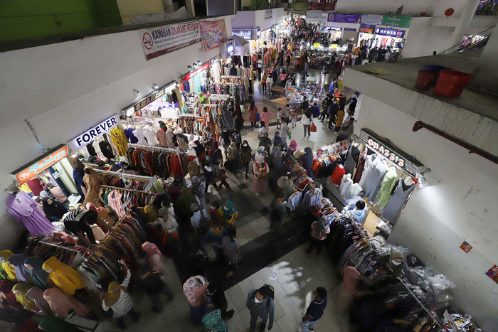 Suasana pusat perbelanjaan Blok B, Pasar Tanah Abang terlihat kembali normal atau longgar di Jakarta, Senin (3/5/2021).