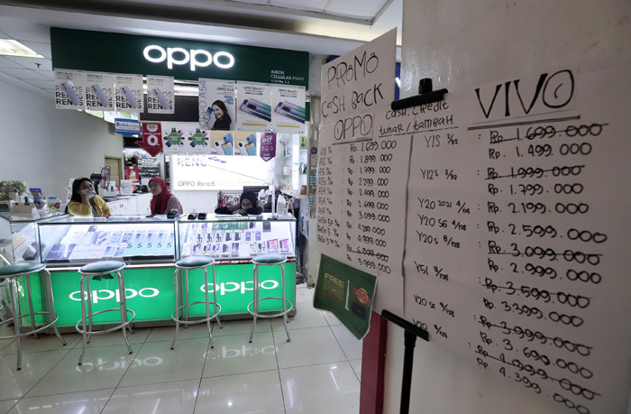 Penjual menunggu konsumen di salah satu Pusat Perbelanjaan di kawasan, Jakarta Timur, Senin (3/5/2021).
