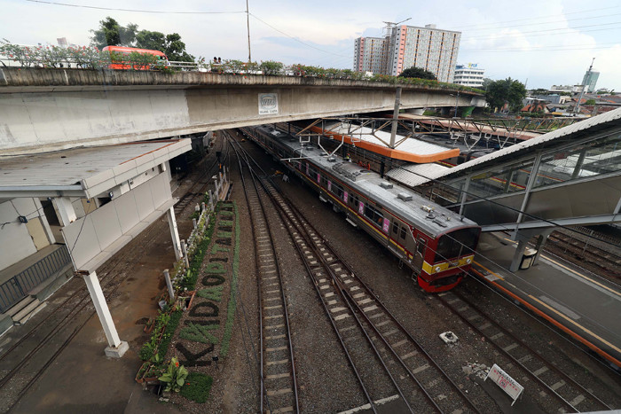 Stasiun Tanah Abang, Jakarta Pusat, ditutup sementara selama empat jam imbas kerumunan di Pasar Tanah Abang pada minggu kemarin.