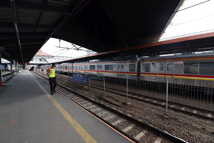 Stasiun Tanah Abang, Jakarta Pusat, ditutup sementara selama empat jam imbas kerumunan di Pasar Tanah Abang pada minggu kemarin.