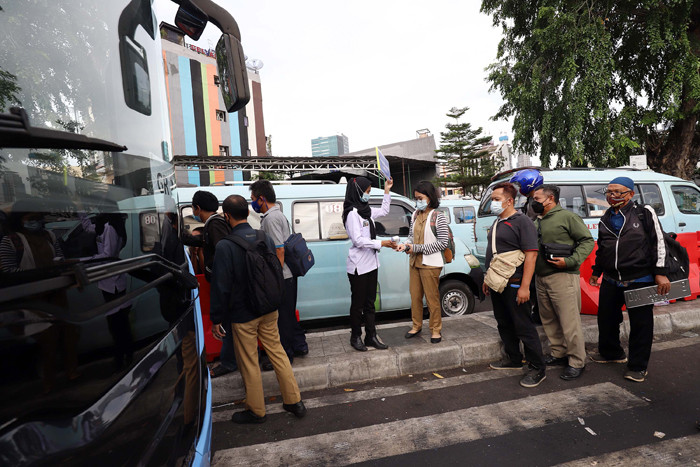 Sejumlah warga menaiki Bus Transjakarta untuk menuju Stasiun Kereta Api yang mereka tuju di Stasiun Tanah Abang, Jakarta, Senin (3/5/2021).