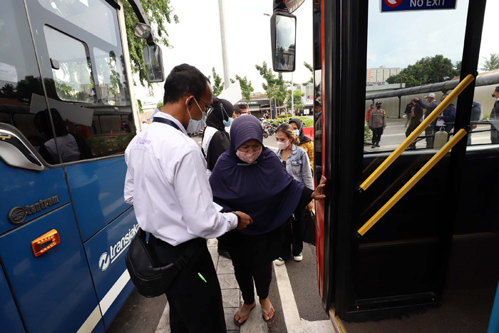 Sejumlah warga menaiki Bus Transjakarta untuk menuju Stasiun Kereta Api yang mereka tuju di Stasiun Tanah Abang, Jakarta, Senin (3/5/2021).