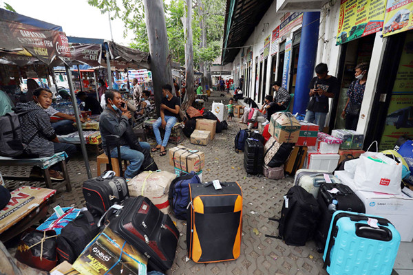 Pemudik memadati terminal Poris Plawad, Cipondoh, Tangerang, Banten, Selasa (4/5/2021).