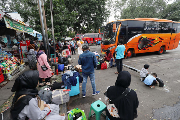Pemudik memadati terminal Poris Plawad, Cipondoh, Tangerang, Banten, Selasa (4/5/2021).