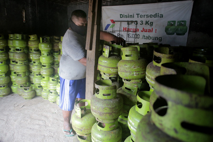 Pekerja merapikan elpiji di kawasan Pasar Rebo, Jakarta Timur, Selasa (4/5/2021).