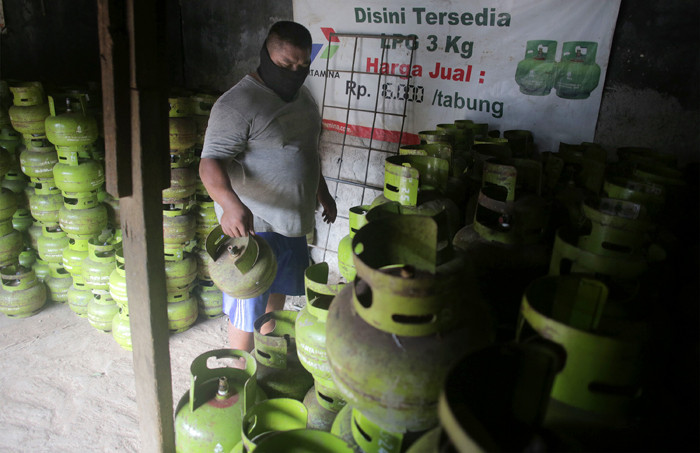Pekerja merapikan elpiji di kawasan Pasar Rebo, Jakarta Timur, Selasa (4/5/2021).
