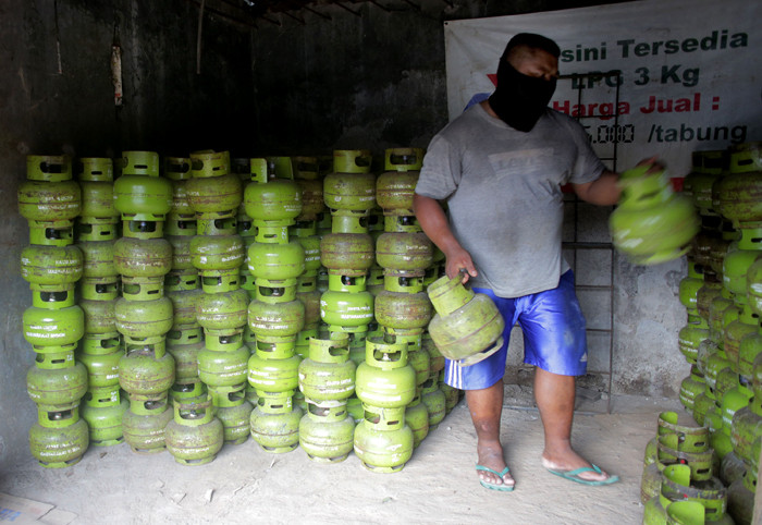Pekerja merapikan elpiji di kawasan Pasar Rebo, Jakarta Timur, Selasa (4/5/2021).