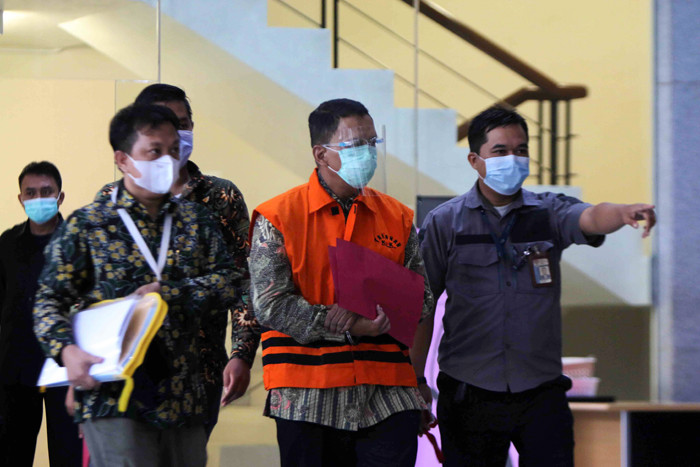 Direktur Pemeriksaan dan Penagihan Direktorat Jenderal Pajak tahun 2016-2019 Angin Prayitno Aji digiring petugas di Gedung KPK, Jakarta, Selasa (4/5/2021).