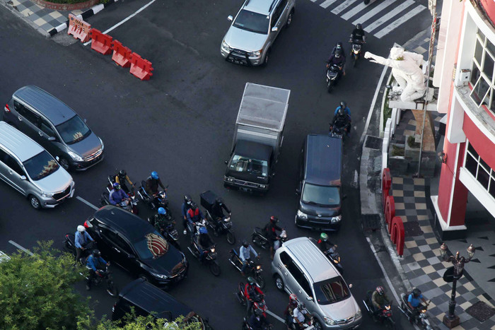 Pengendara terjabak macet ketika waktu pulang kerja di akses Jalan menuju Jalan Tunjungan Surabaya, Jawa Timur, Senin (3/5/2021).