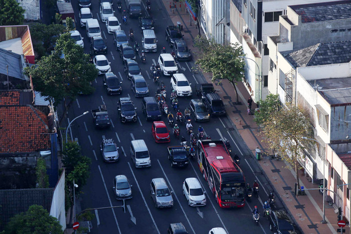 Pengendara terjabak macet ketika waktu pulang kerja di akses Jalan menuju Jalan Tunjungan Surabaya, Jawa Timur, Senin (3/5/2021).