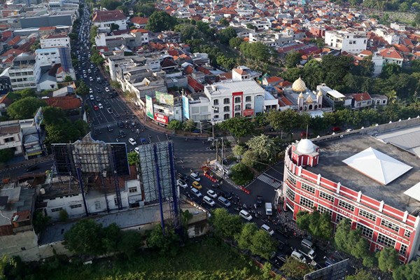 Pengendara terjabak macet ketika waktu pulang kerja di akses Jalan menuju Jalan Tunjungan Surabaya, Jawa Timur, Senin (3/5/2021).