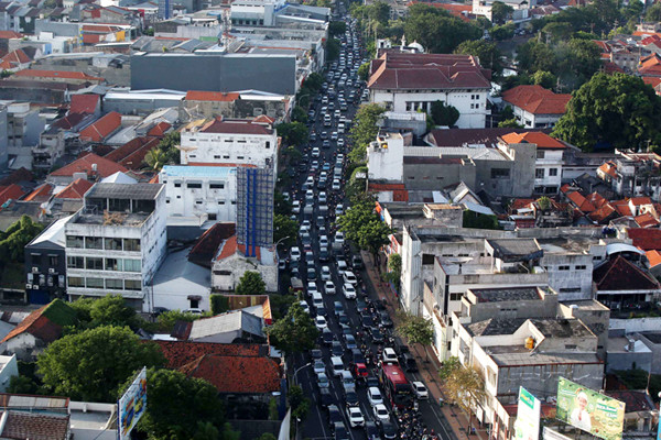 Pengendara terjabak macet ketika waktu pulang kerja di akses Jalan menuju Jalan Tunjungan Surabaya, Jawa Timur, Senin (3/5/2021).