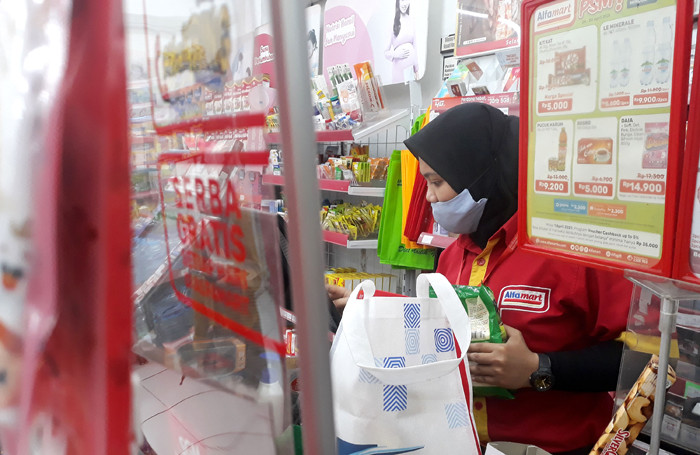 Warga saat berbelanja di salah satu mini market di kawasan Pondok Melati, Kota Bekasi, Jawa Barat, Selasa (4/5/2021).