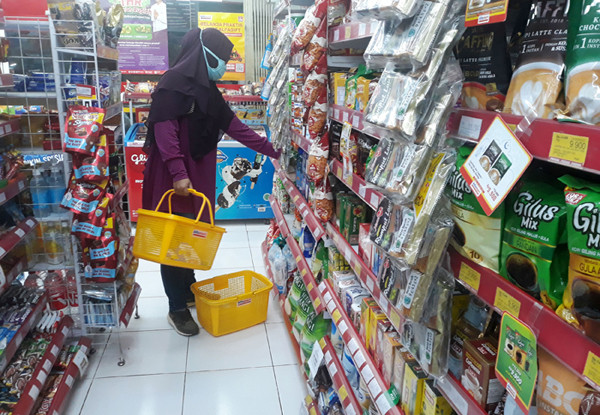 Warga saat berbelanja di salah satu mini market di kawasan Pondok Melati, Kota Bekasi, Jawa Barat, Selasa (4/5/2021).